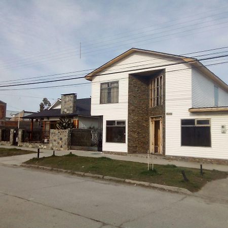 Hostal Los Pioneros Puerto Natales Exterior photo