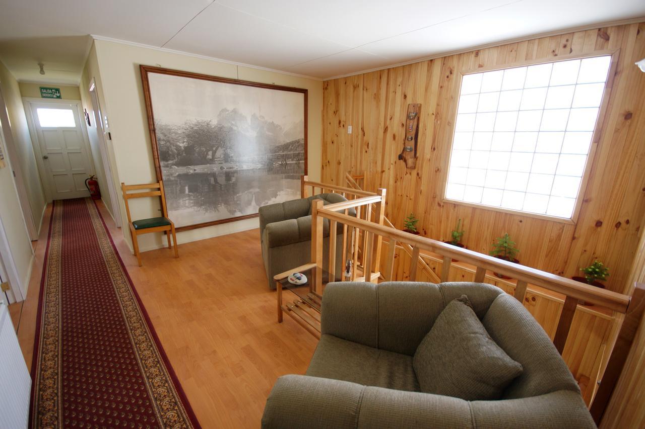 Hostal Los Pioneros Puerto Natales Exterior photo