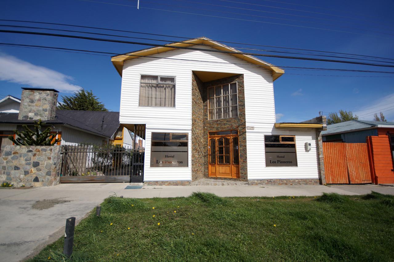 Hostal Los Pioneros Puerto Natales Exterior photo